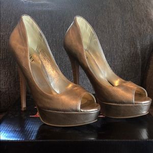 Minx Me Gold Platform Peep Toe Pump, Size 6